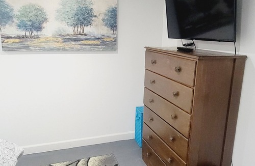 Brighton House | Cozy 2br bottom unit steps from Light Rail train