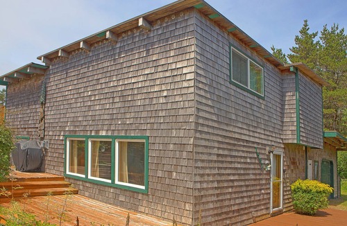 Grayland Cabin | Cozy 2BR cabin near beach with deck & fireplace.