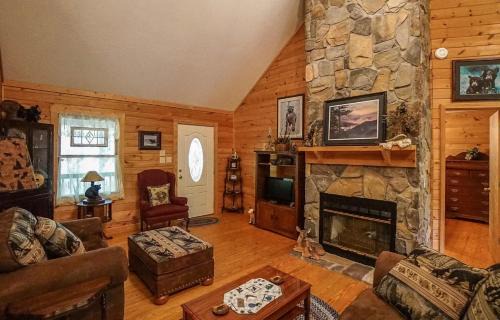 Townsend Ski Chalet | Cozy 2BR Cabin with Fire Pit & Whirlpool Tub, Screened Porch & so much more!