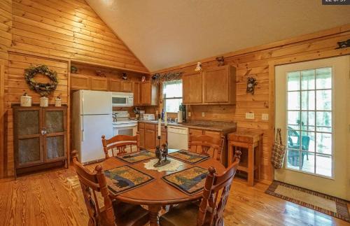 Townsend Ski Chalet | Cozy 2BR Cabin with Fire Pit & Whirlpool Tub, Screened Porch & so much more!
