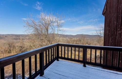 Vernon Apartment | Cozy 2BR condo w/valley views