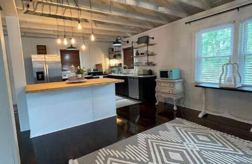 Kelly House | Cozy 2BR Cottage! Stay Near Restaurants & Golf