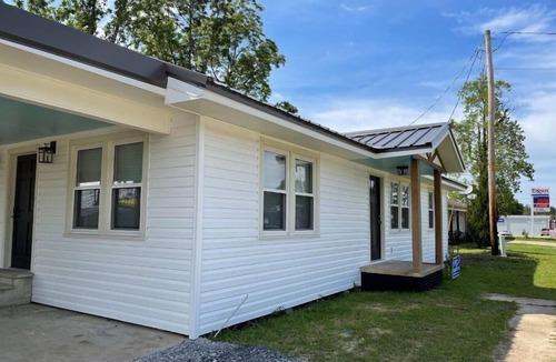 Kelly House | Cozy 2BR Cottage! Stay Near Restaurants & Golf