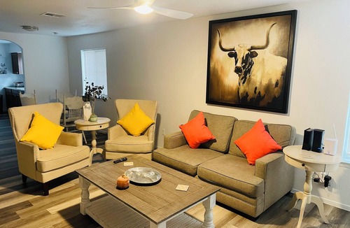 Parker Lane House | Cozy 2BR Duplex ★ AC & Heating ★ Minutes from Downtown Austin