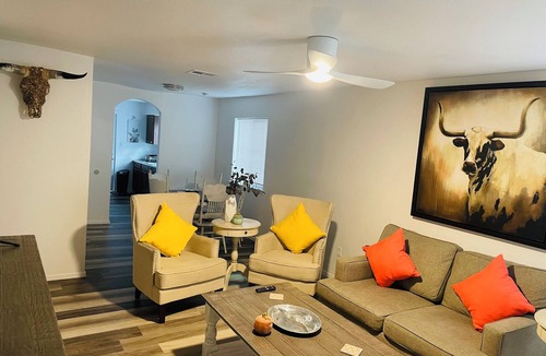 Parker Lane House | Cozy 2BR Duplex ★ AC & Heating ★ Minutes from Downtown Austin