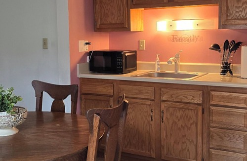 Taylor Apartment | Cozy 2BR - Fast Wi-Fi - HWY Exit