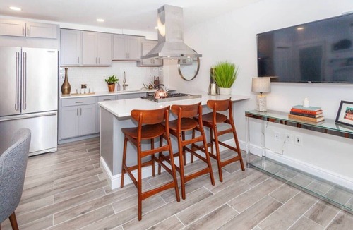 Highland Park House | Cozy 2BR Fort Hill Apartment | Near the T