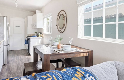 Lawndale House | Cozy 2BR Front House - 13 Min to SoFi LAX Sleeps 5