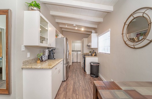 Lawndale House | Cozy 2BR Front House - 13 Min to SoFi LAX Sleeps 5