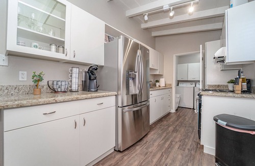 Lawndale House | Cozy 2BR Front House - 13 Min to SoFi LAX Sleeps 5