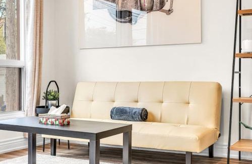 Keelesdale - Eglinton West House | Cozy 2BR Home with Workspace Toronto Retreat