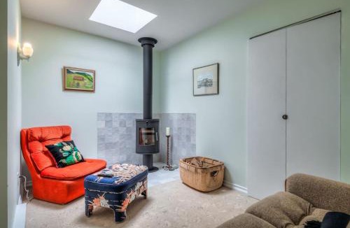 Parkdale House | Cozy 2BR Home with Workspaces, Fireplace and Parking