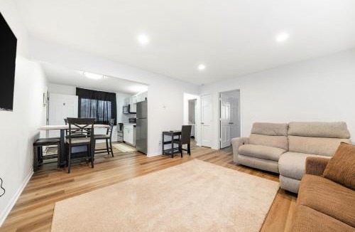 Sandwich Apartment | Cozy 2BR in Sandwich | Kitchen + Smart TV