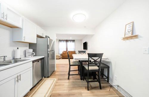 Sandwich Apartment | Cozy 2BR in Sandwich | Kitchen + Smart TV