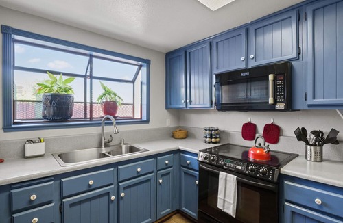 Carmichael Apartment | Cozy 2BR in Sunny Carmichael | Netflix | Work Desk