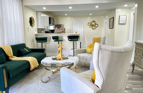 Utica House | Cozy 2BR in Utica/Smart Lock Parking Fast WiFi