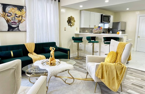 Utica House | Cozy 2BR in Utica/Smart Lock Parking Fast WiFi