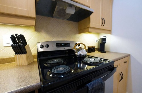 South London House | Cozy 2BR in Wortley Village + 2-car Parking + WiFi
