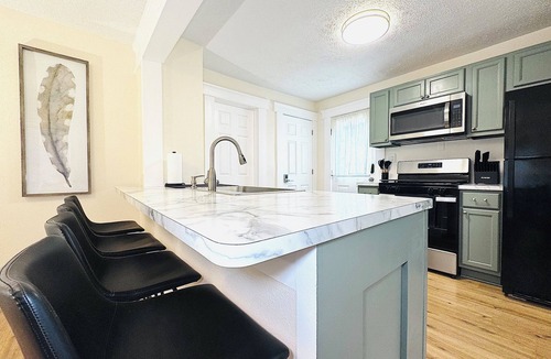 Lansing House | Cozy 2BR Near MSU & Downtown Lansing