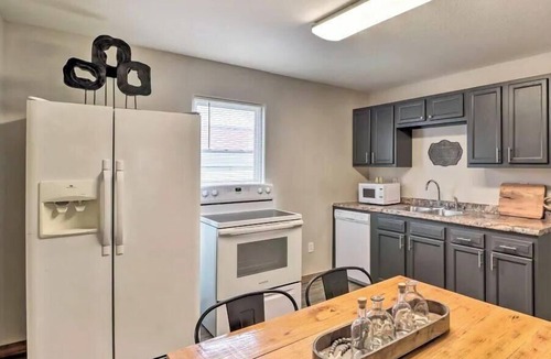 West Plains Apartment | Cozy 2BR Retreat Near Ozark Trails & Downtown