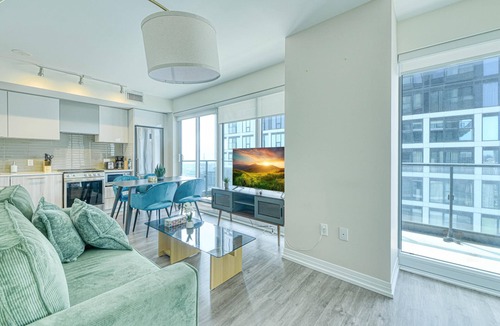 Church and Wellesley Hotel | Cozy 2BR Retreat with Sofa Bed. Easy Access to Downtown!