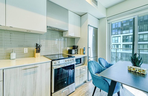 Church and Wellesley Hotel | Cozy 2BR Retreat with Sofa Bed. Easy Access to Downtown!