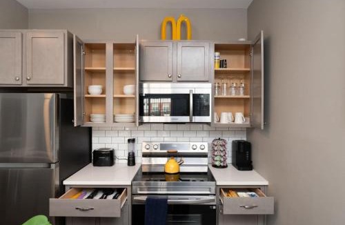 Whitestown Apartment | Cozy 2BR Sunset Haven