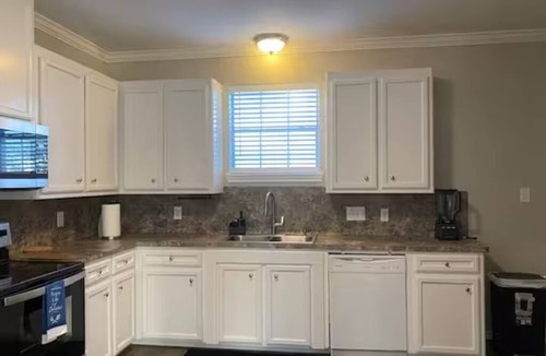 Humble House | Cozy 2BR Townhome in Peaceful Humble Fast WiFi & AC A