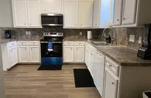 Humble House | Cozy 2BR Townhome in Peaceful Humble Fast WiFi & AC A