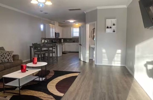 Humble House | Cozy 2BR Townhome in Peaceful Humble Fast WiFi & AC A