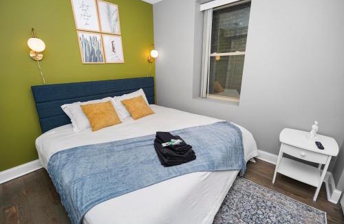 East Garfield Park Apartment | Cozy 2BR Unit Near Garfield Park & United Center