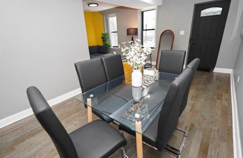 East Garfield Park Apartment | Cozy 2BR Unit Near Garfield Park & United Center