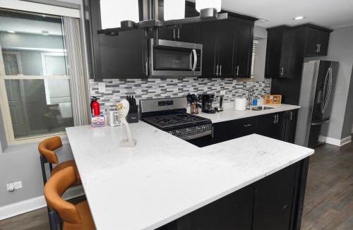 East Garfield Park Apartment | Cozy 2BR Unit Near Garfield Park & United Center