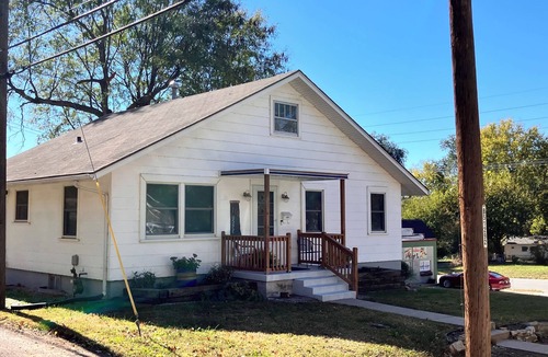 Leavenworth House | Cozy 2BR w/King Bed + Yard Near Fort Leavenworth