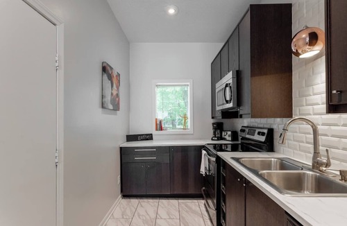 Southmoreland Condo | Cozy 2nd Floor unit Near Plaza and Westport | 08