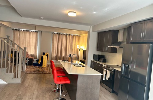 Mount Pleasant House | Cozy 3+1 bedroom townhouse in Brampton -A true "home away from home",