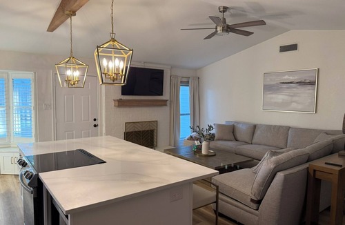Frisco House | Cozy 3/2 w/Master Suite+Elegant Jurassic Themed Room. Minutes from attractions.