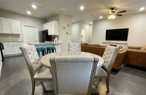 Longview House | Cozy 3 Bed 2 Bath Home
