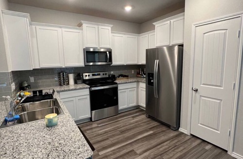 Taylor House | Cozy 3-Bed 2-Bath Near Samsung. Monthly Stays Available!