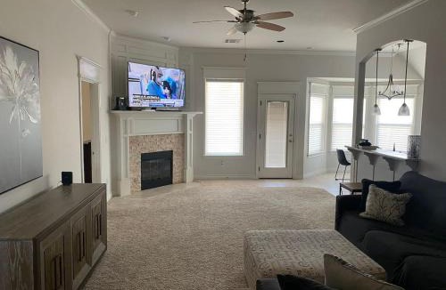 Wheatland House | Cozy 3 Bed Home in Gated Community