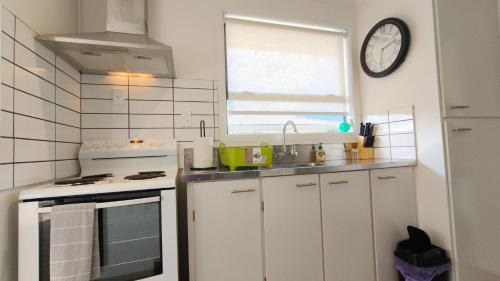 Kelston Villa | Cozy 3-Bed Home with Backyard near LynnMall