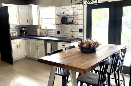 Marion House | Cozy 3-Bedroom, 2 bath Getaway in the Heart of Marion, Illinois