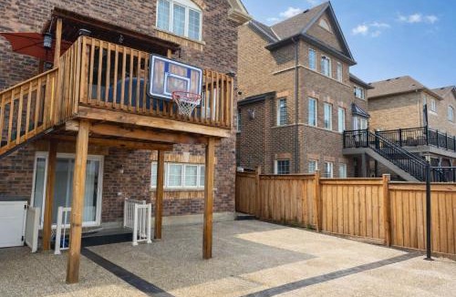 Mount Pleasant Apartment | Cozy 3 Bedroom Basement Suite in Caledon with Private Access, Full Kitchen, WiFi, Laundry and Basketball Court - 5 Min to Brampton - Great for Families & Long Stays!