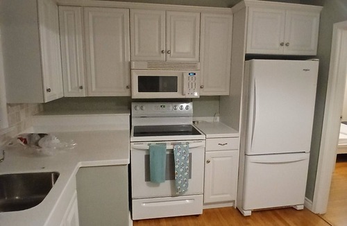 West Oakville House | Cozy 3 bedroom Bungalow with Bright Basement suit.
