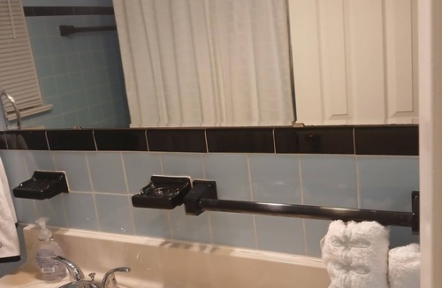 West Oakville House | Cozy 3 bedroom Bungalow with Bright Basement suit.