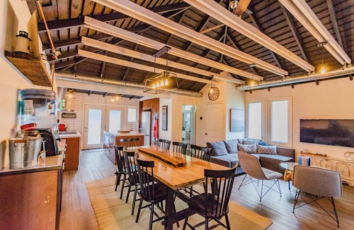 Port Colborne Cottage | Cozy 3 Bedroom Cottage with Beach Access & Lush Outdoor Space