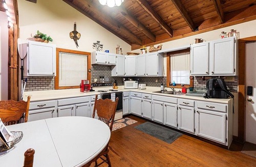 Clarksville Cabin | Cozy 3-bedroom cabin with private dock