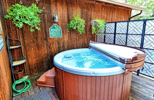 Arnold Cabin | Cozy 3-bedroom cabin in superb Arnold with WiFi and a Spa
