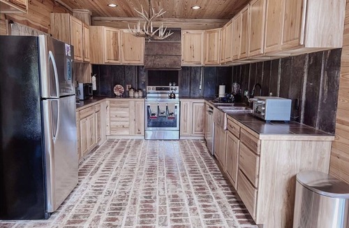 Covington Cabin | Cozy 3 Bedroom Cabin with Fireplace