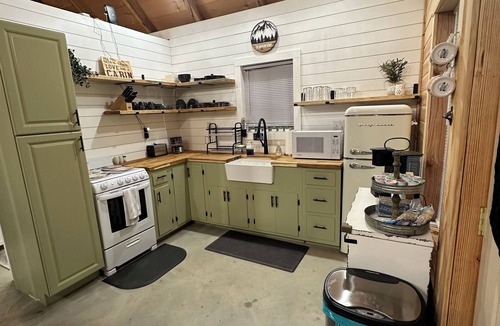 Winrock Cabin | Cozy 3-bedroom cabin on Petit Jean Mountain with AC, WiFi